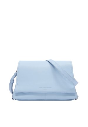 Hellblaue Leder-Umhängetasche mit Klappverschluss und verstellbarem Gurt, vorne dezent mit dem "Liebeskind"-Logo versehen.