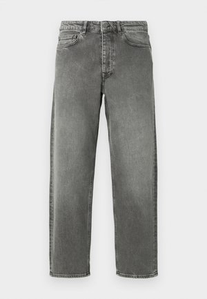 Grå denimjeans med lige pasform, fem-lomme stil og let falming. Har en knaplukning og bæltesløjfer ved taljen.