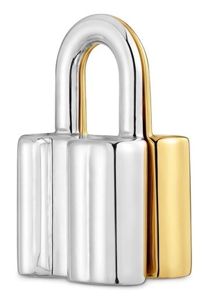 Trois cadenas imbriqués, deux argentés et un doré, avec des surfaces métalliques lisses et réfléchissantes sur fond blanc.