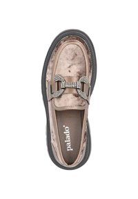 Mocassins en velours bronze avec une boucle accentuée de diamants et une semelle en caoutchouc noir. Présente une texture lisse et un léger éclat sur le dessus.