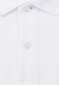 Polo blanc texturé avec un col et deux boutons blancs fermés sur la patte de boutonnage avant.