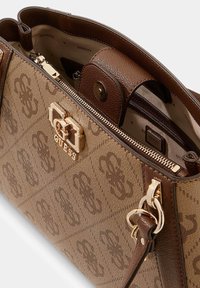 Borsa marrone con motivo, esterno testurizzato, dettagli in oro e chiusura con zip. Interno con molteplici tasche e marchio.