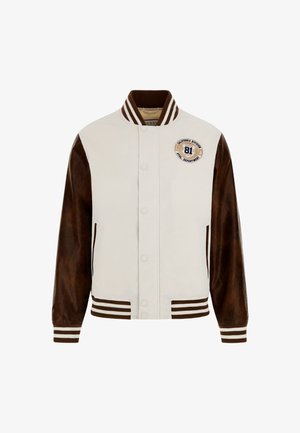 Meeste ülikoolijaki valge keha, pruuni naha varrukad, triibulised ribikud mansetid ja krae ning ümmargune logo embleem rinna peal.