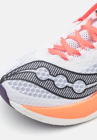 Saucony ENDORPHIN PRO 4 - Løbesko til landevejen - white/black