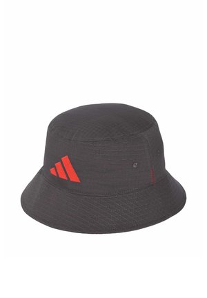 Donkergrijze bucket hat met doorgestikte textuur en een rood drie-strepen logo aan de zijkant.