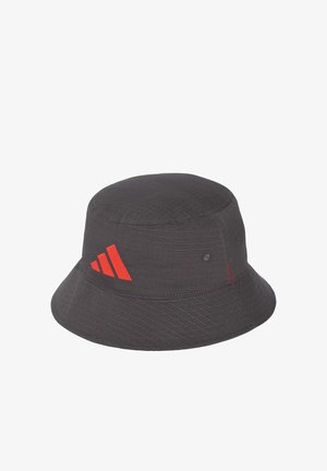 Bob gris foncé avec texture matelassée et un logo rouge à trois bandes sur le côté.