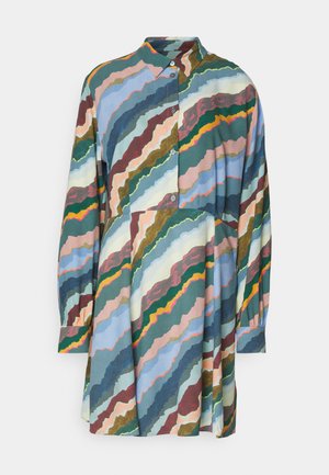 Mehrfarbiges Kleid mit langen Ärmeln und einem Button-Down-Kragen. Es hat wellenförmige Streifen in grünen, blauen, pinken und braunen Farbtönen. Weicher Stoff.