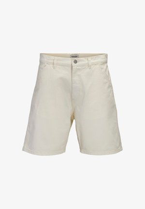 Μπεζ βαμβακερά σορτς μέτριου μήκους με εμπρόσθιες τσέπες, θηλιές για ζώνη και κούμπωμα κουμπιού στη μέση.