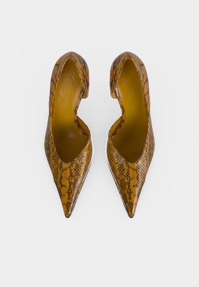 Paire d'escarpins marron à motif peau de serpent, à bout pointu avec des côtés découpés, vus de dessus sur fond blanc.