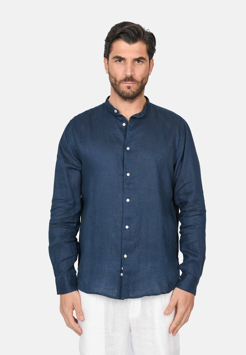 Camicia in lino blu navy con colletto alla coreana, maniche lunghe e bottoni bianchi. Il tessuto ha una finitura texturizzata e una vestibilità comoda.