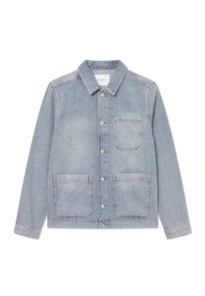 Ljusblå denimjacka med en spetsad krage, framknäppning med knappar och två stora framfickor. Mjuk textur, avslappnad design.