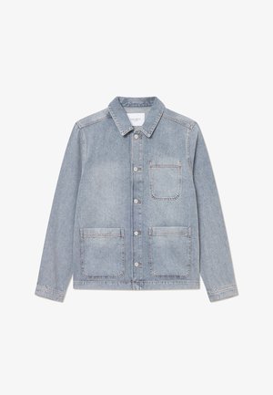 Lyseblå denimjakke med spidse kraver, knaplukning foran og to store forlommer. Blød tekstur, afslappet design.
