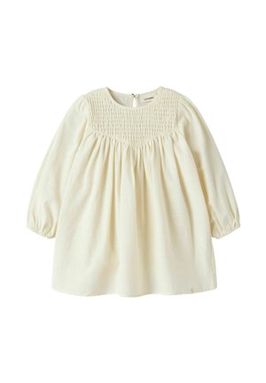 Robe crème à manches longues pour tout-petit avec empiècement smocké, encolure ronde, tissu froncé sous la poitrine et poignets élastiques.
