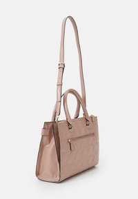 Różowa pikowana torba na ramię z błyszczącym wykończeniem, regulowanym paskiem, dwoma uchwytami i zasuwaną kieszonką z tyłu. Akcenty w kolorze złotym.