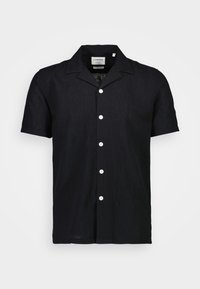 Chemise noire en lin à manches courtes avec col à crans, fermeture à boutons sur le devant et boutons blancs, dotée d'une coupe décontractée et d'un tissu texturé.