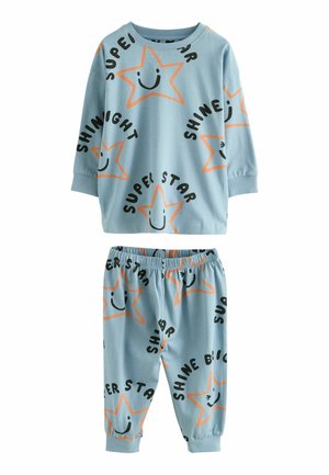 Hellblaues Schlafanzugset mit langärmligem Oberteil und elastischem Bund an der Hose. Verziert mit schwarzem Text und orangen Sterngrafiken. Aus weichem Baumwollmaterial.
