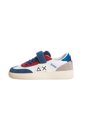Sneaker basse con suola bianca, pannelli in suede blu e rosso, lacci blu, cinturino in velcro e marchi del logo sul lato.