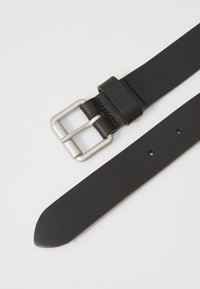 Cinturón de cuero negro con una hebilla de metal plateado, forma plana, textura suave y múltiples agujeros de ajuste a lo largo de la correa.