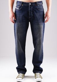 Dunkelblaue Jeans aus Denim mit geradem Schnitt, ausgestattet mit Kupferriegeln, einem klassischen Fünf-Taschen-Design und einer leicht verwaschenen Optik.