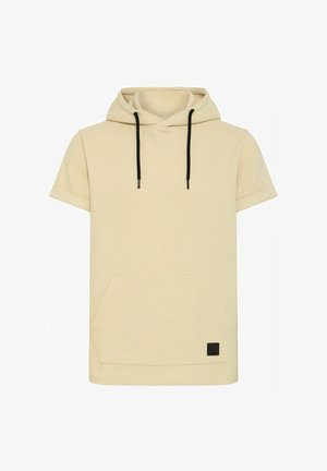 Pulover cu mânecă scurtă, bej, cu glugă, realizat dintr-un material texturat, având o buzunar frontal și o siret negru pentru glugă. Patch cu logo negru pe tiv.