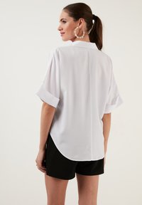 LELA LOOSE FIT - Camicetta - white