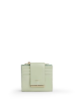 Portafoglio compatto verde chiaro con diversi slot per carte, una patta centrale con accento dorato e un vano con zip in alto.
