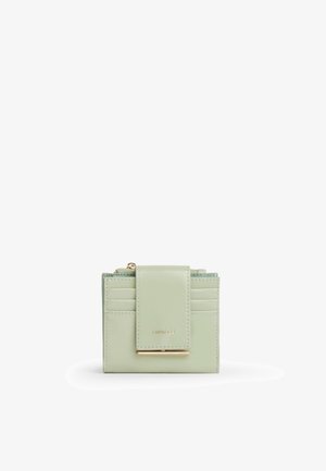 Portafoglio compatto verde chiaro con diversi slot per carte, una patta centrale con accento dorato e un vano con zip in alto.