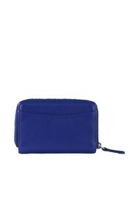 Portafoglio in pelle blu con superficie testurizzata, chiusura a zip e uno scomparto per carte sul davanti. Forma rettangolare compatta, adatta per contenere carte e banconote.