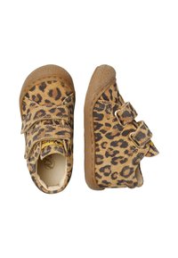 Dětské boty pro batolata s leopardím potiskem, gumovou podrážkou a dvěma suchými zipy, zobrazené zvrchu a z boku na bílém pozadí.