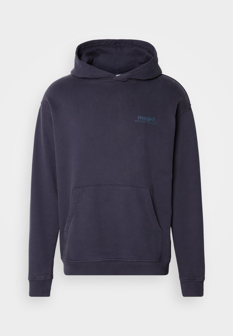 Marineblaue Kapuzen sweatshirt aus weichem Stoff, das eine Fronttasche und ein gedrucktes Logo auf der linken Brust hat. Rippbündchen und -saum.