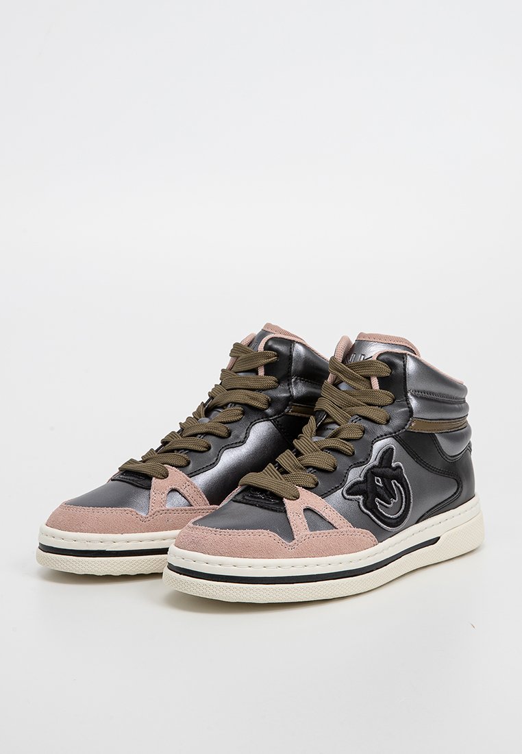 Sneaker alte con tomaia in pelle nera lucida, dettagli in suede rosa, lacci verde oliva e un evidente logo nero sul lato.