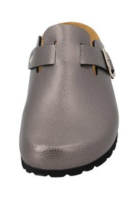 Zoccolo in pelle grigio con superficie texturizzata, punta rotonda e due cinturini regolabili. Presenta una soletta imbottita e una suola in gomma nera.