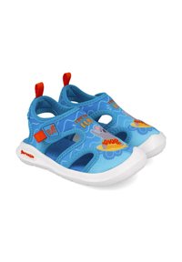 Sandalias azules con diseño recortado, suelas blancas, acentos naranjas, que presentan gráficos divertidos y una superficie texturizada. Ideales para actividades acuáticas.