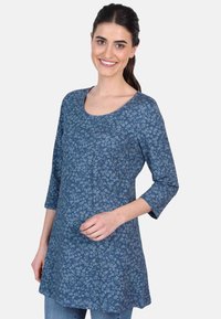 Blaue Blumen-Tunika mit Dreiviertelärmeln, Rundhalsausschnitt, leichtem Stoff und kleinen, weißen Blumenmustern auf der gesamten Fläche.