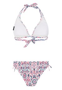 Bikini-set met een witte driehoekige top en een kleurrijke gebandeerde band, en een bijpassende onderkant met een patroon, zijknoopjes en diamantmotieven.