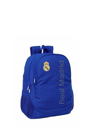 Niebieski plecak z logo i nazwą Real Madryt, dwie kieszenie na zamek, siateczkowe boczne kieszenie oraz wyściełane paski na ramiona.