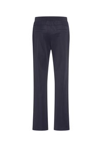 Granatowe spodnie o prostym kroju nogawki, z elastycznym paskiem w talii i dwoma tylnymi kieszeniami. Gładka tekstura, wykonane z miękkiego materiału.