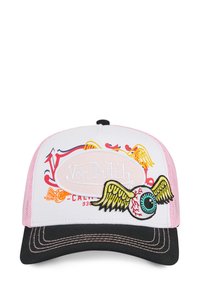 Casquette blanche et rose avec une visière noire ; présente un œil brodé avec des ailes, le logo "Von Dutch" et des éléments graphiques colorés.