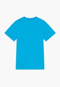 T-shirt z krótkim rękawem w jasnoniebieskim kolorze, wykonany z bawełny, z okrągłym dekoltem i gładką strukturą, bez widocznych wzorów czy akcentów.