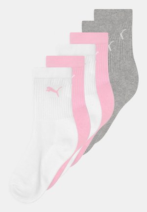 Fünf Paar Socken: zwei weiße mit pinken Akzenten, zwei pinke und ein graues Paar. Jedes Paar hat eine gerippte Textur und ein kleines Logo am Knöchel.