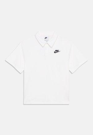 Biele krátke rukávy polo tričko Nike s golierom a dvoma gombíkmi, s čiernym logom Nike na ľavej strane hrudníka.