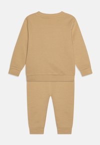 Lyle & Scott CREW NECK SET - Tuta - sand storm