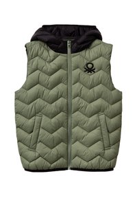 Gilet trapuntato verde con cappuccio, caratterizzato da un motivo a zigzag, zip frontale, due tasche laterali e cappuccio e rivestimento neri.