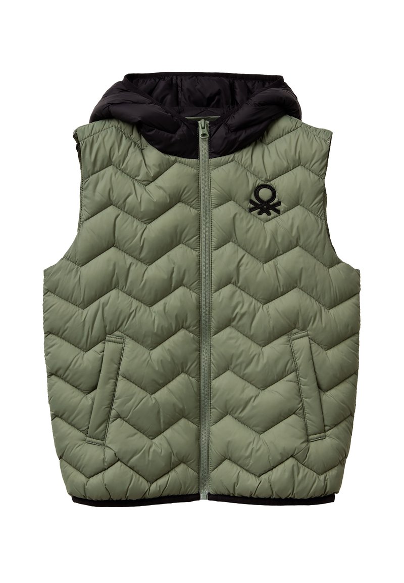 Gilet trapuntato verde con cappuccio, caratterizzato da un motivo a zigzag, zip frontale, due tasche laterali e cappuccio e rivestimento neri.