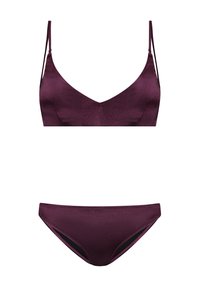 Sötét lila selyem bikini szett, háromszög alakú bralette-tel, állítható pántokkal, és egy megfelelő alacsony derekú alsóval, oldalnyitásokkal.