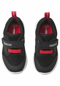 Czarne buty sportowe z czerwonymi akcentami i rzepem. Posiadają siateczkową cholewkę i białą gumową podeszwę. Pętla z tyłu.