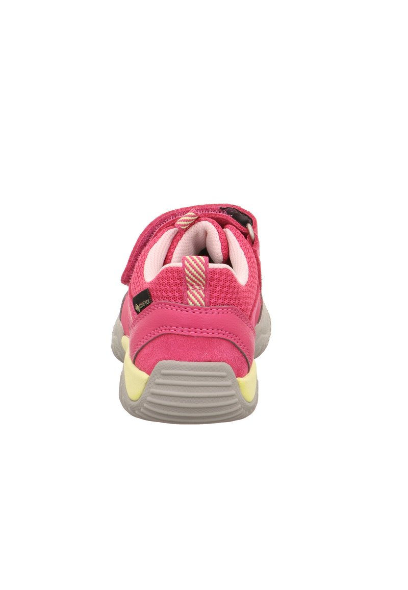 Rosa Kindersneaker mit gelben Akzenten, strukturiertem Sohlenmuster und einer Zuglasche an der Ferse, von hinten betrachtet.
