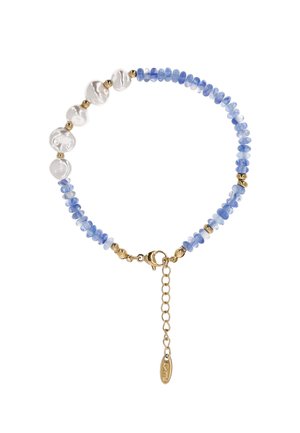 Bransoletka z małymi niebieskimi koralikami, nieregularnymi białymi perłami, złotymi koralikami dystansowymi i złotym regulowanym łańcuszkiem z zapięciem typu karabińczyk.