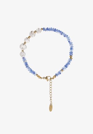 Brățară cu mărgele mici albastre, perle albe neregulate, mărgele spațiere aurii și o lanț ajustabil cu închizătoare de tip homar aurie.