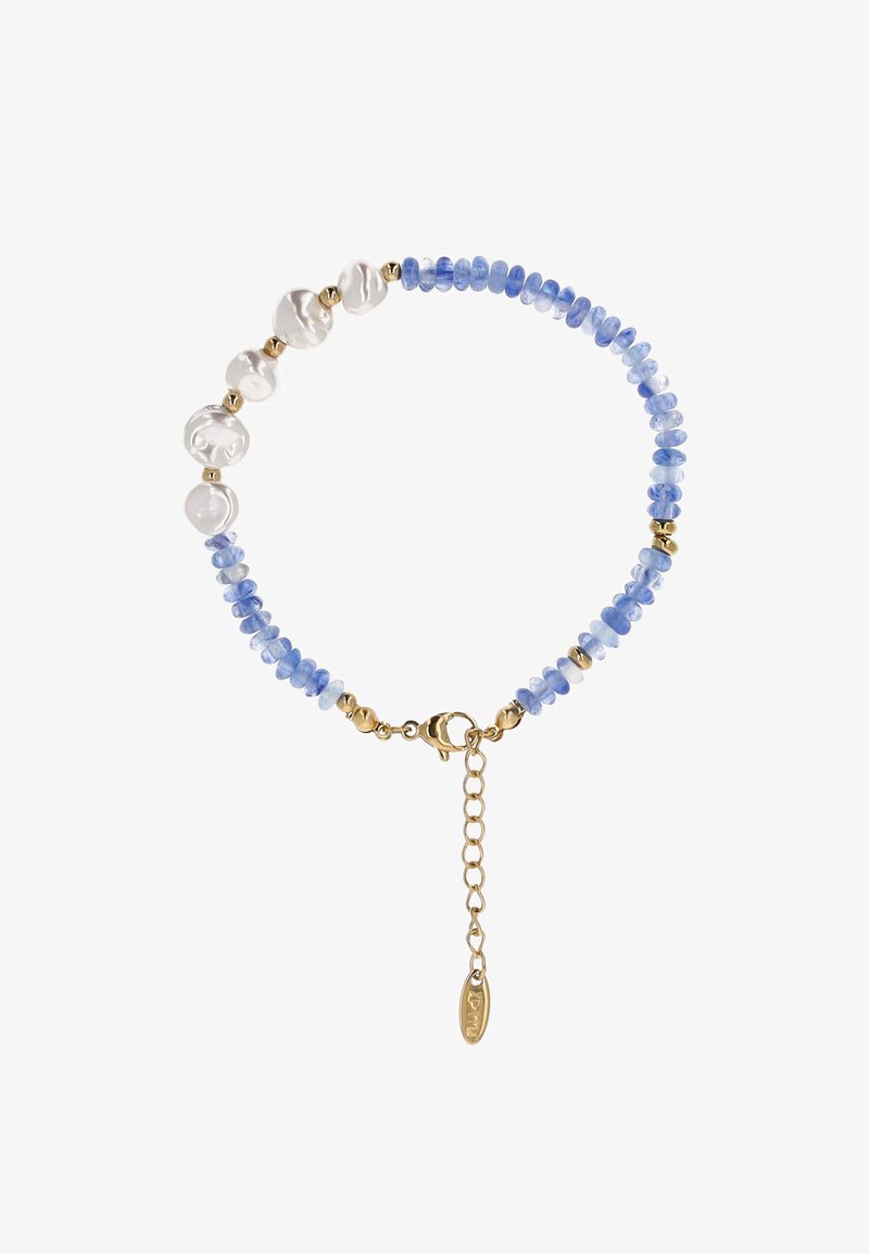 Karkötő kis kék gyöngyökkel, szabálytalan fehér gyöngyökkel, arany távtartó gyöngyökkel és arany állítható rákos kapoccsal ellátott lánccal.